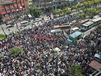  काठमाण्डौंमा जेनजीको प्रदर्शन,स्कुल ड्रेसमै सहभागी(तस्वीर) 